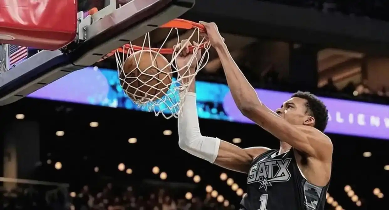 马刺115-102拿下76人，时隔九年拿下单赛季60胜，文班坎17分后伤退，卡斯