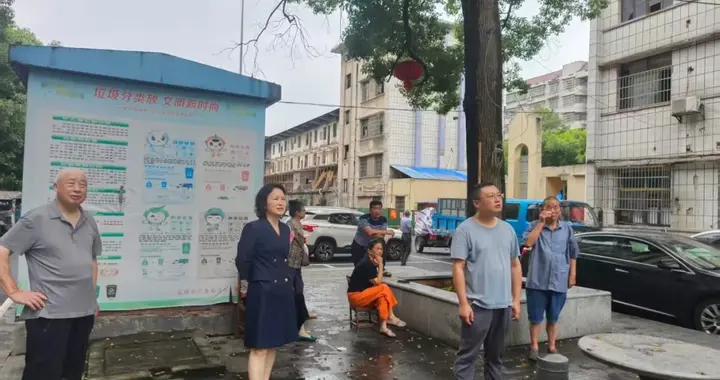 城管、社区联动 庭院枯树隐患“一键清零”