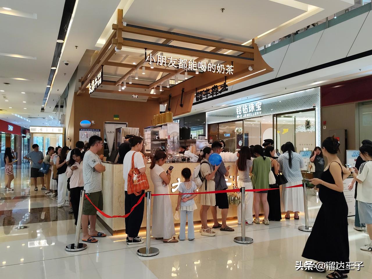万达新开了一家奶茶店，生意挺火的，我粗略了数了下光招聘的员工在场的都有12个，如