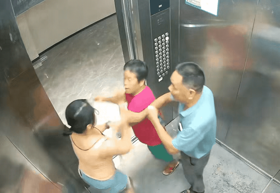 狗，到啥时候都是狗。但人，有时候却不是人！

电梯里大妈和狗主人发生了冲突，争执