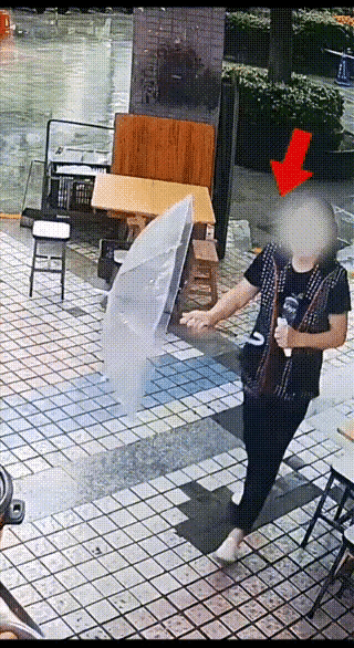 大妈一着急，忘记了她的伞是透明的，结果多拿几个茶蛋的事全部露馅了，这也真是够尴尬