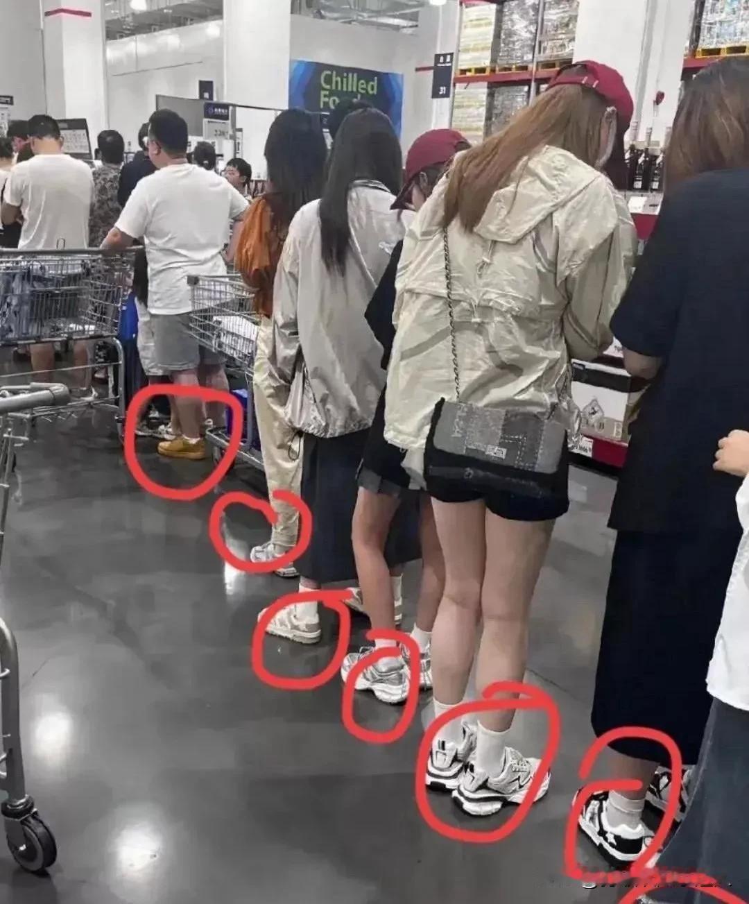 这个社会是怎么了？

以前都是穿上高跟鞋，背上小包包，那气质别提了，你看现在不管