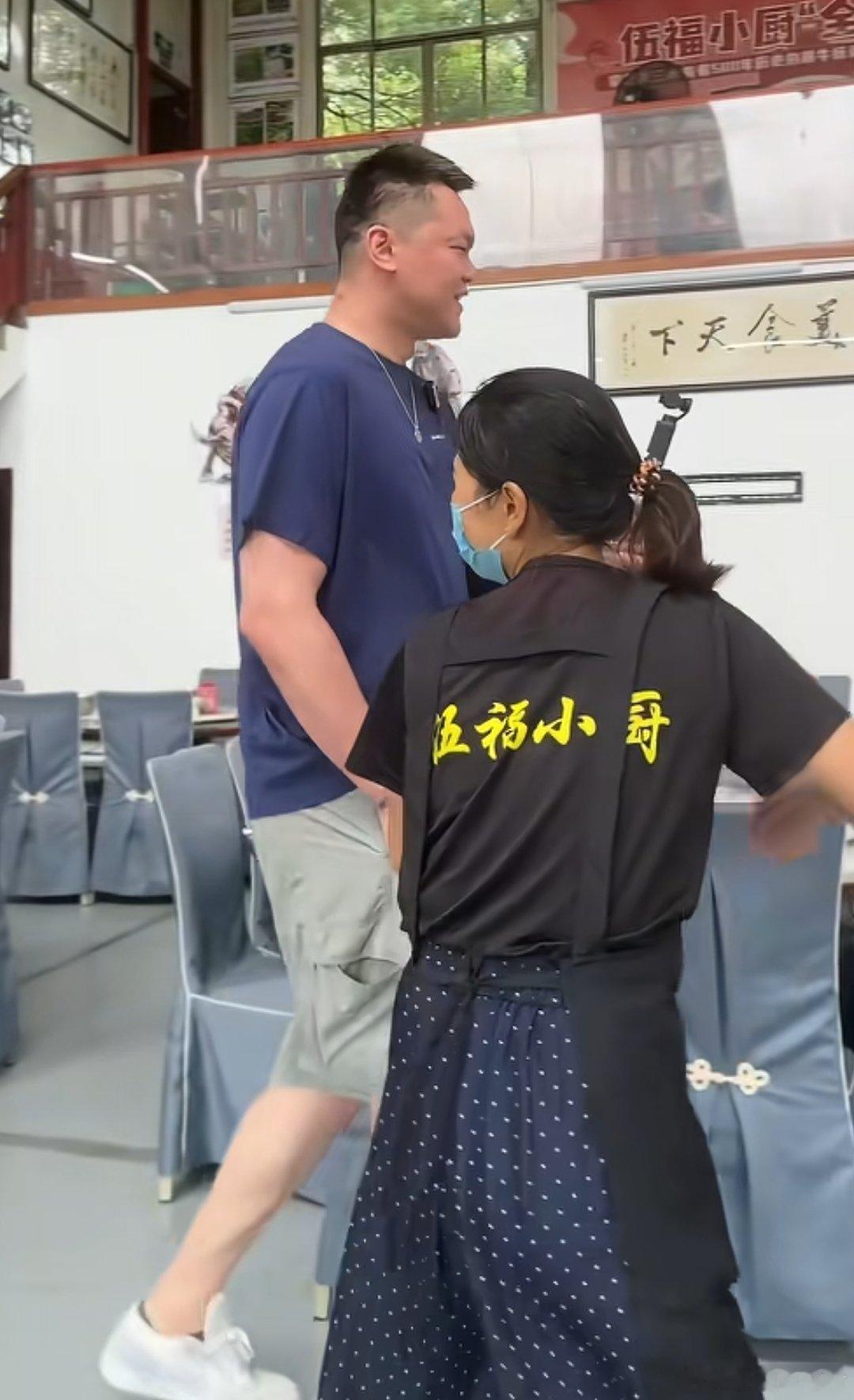 还记得从前朱芳雨在广东男篮任职总经理时，社交平台总更新探店视频，那句“一个球队总