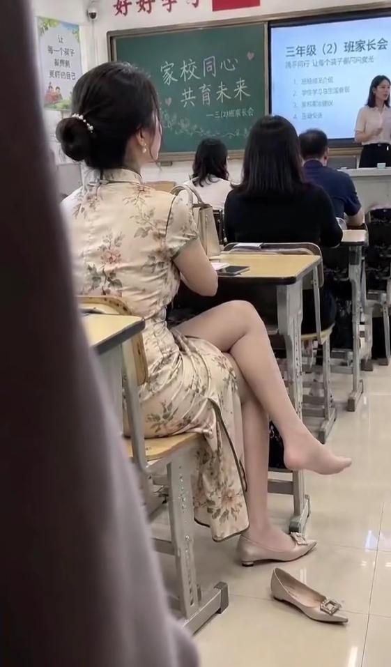 难怪现在开家长会，很多做爸爸的都主动要求去，原来教室里的女家长太养眼了。说不定坐