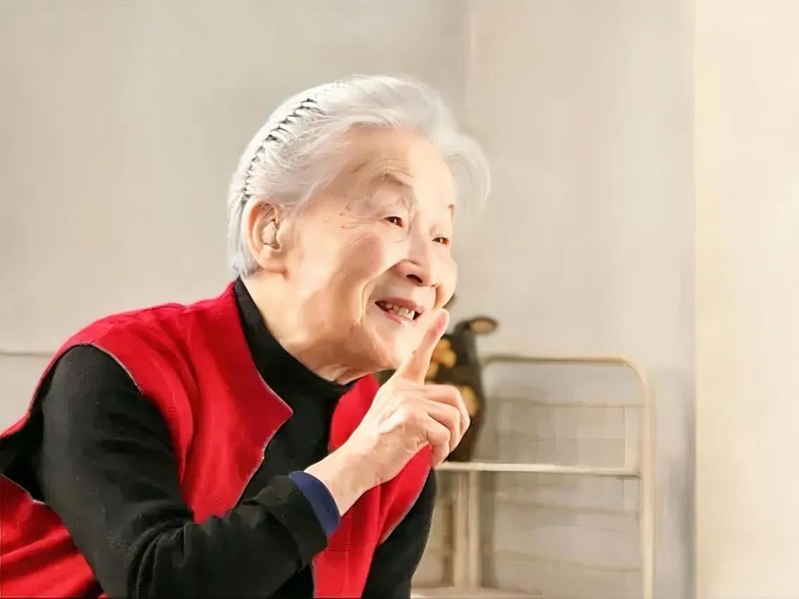 杨绛先生说：
与穷人结婚，
你会负责他的愚昧、负债、灾难，
以及他的一切祸害、错