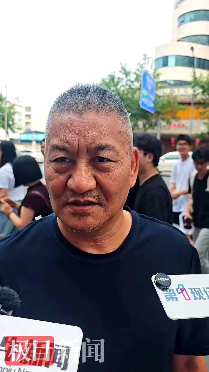 成都市第八中学考点，58岁的“高考钉子户”梁实参加了他的第29次高考。

6月8