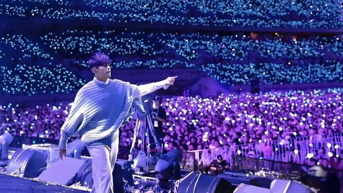 周杰伦台北演唱会火爆异常，一张门票竟高达30万新台币，却依然阻挡不了粉丝们的热情