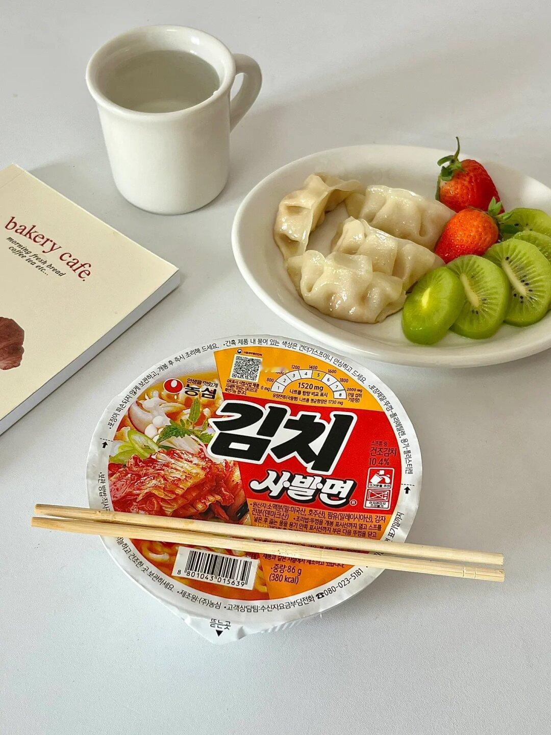 今日早午餐🧡泡菜拉面🍜🥟