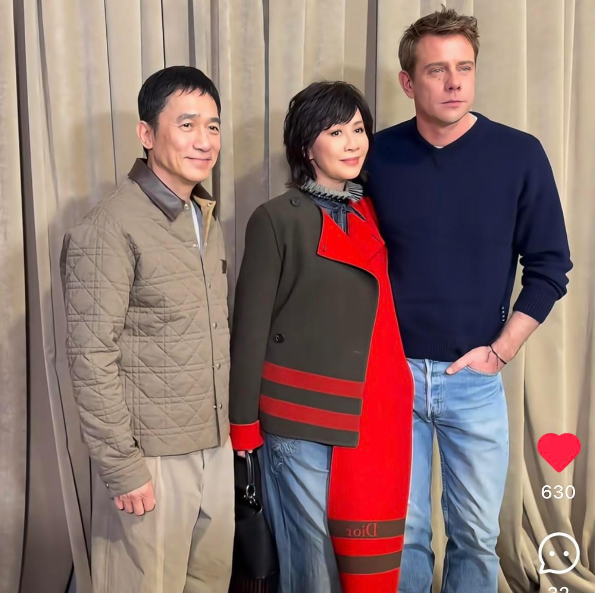 看看这张合影，

真有点意思，

左边梁朝伟，中间刘嘉玲，最右边的是迪奥的设计师