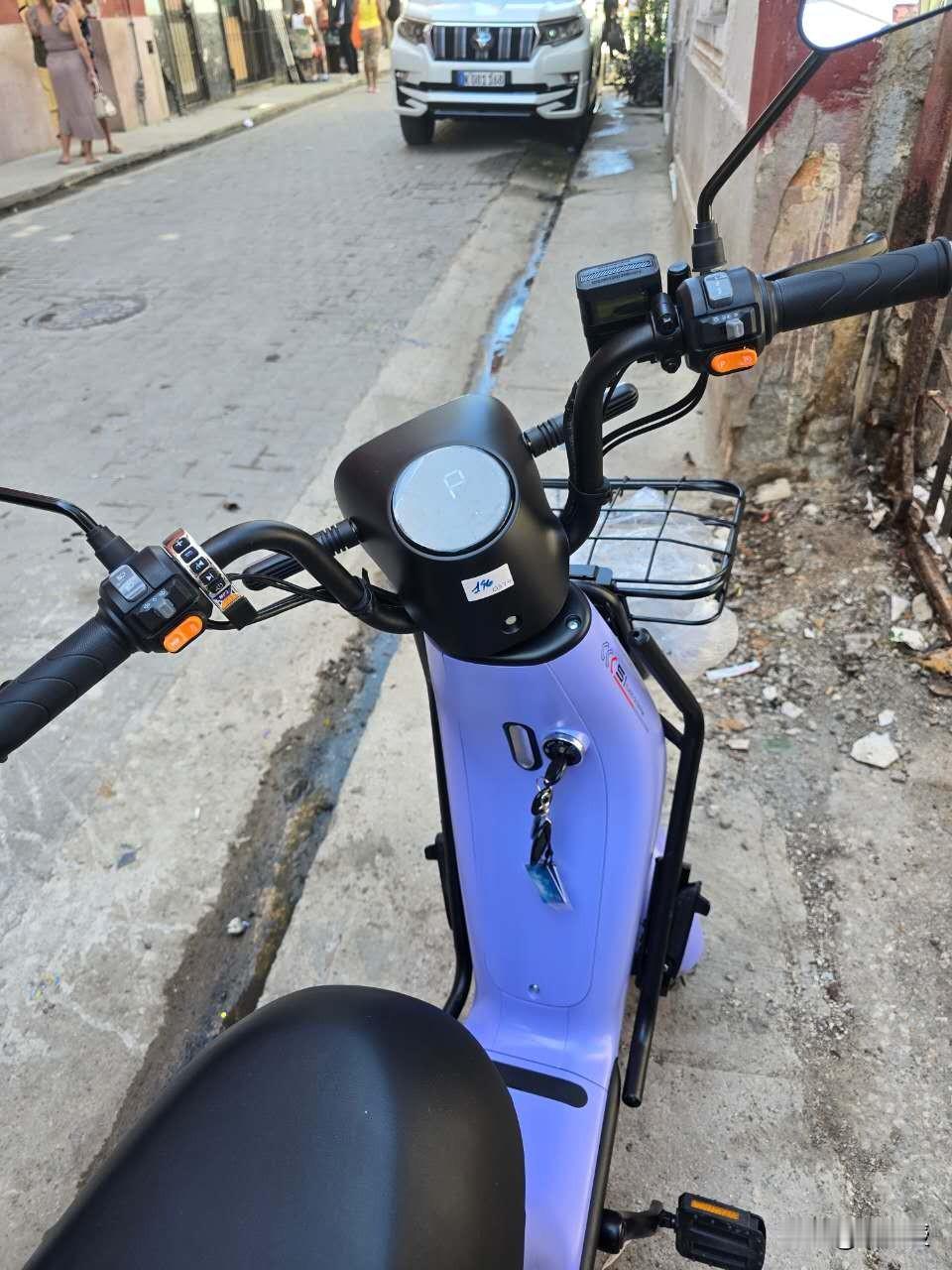 古巴自己组装的电驴
售价1000美元
贵吗？客观的说