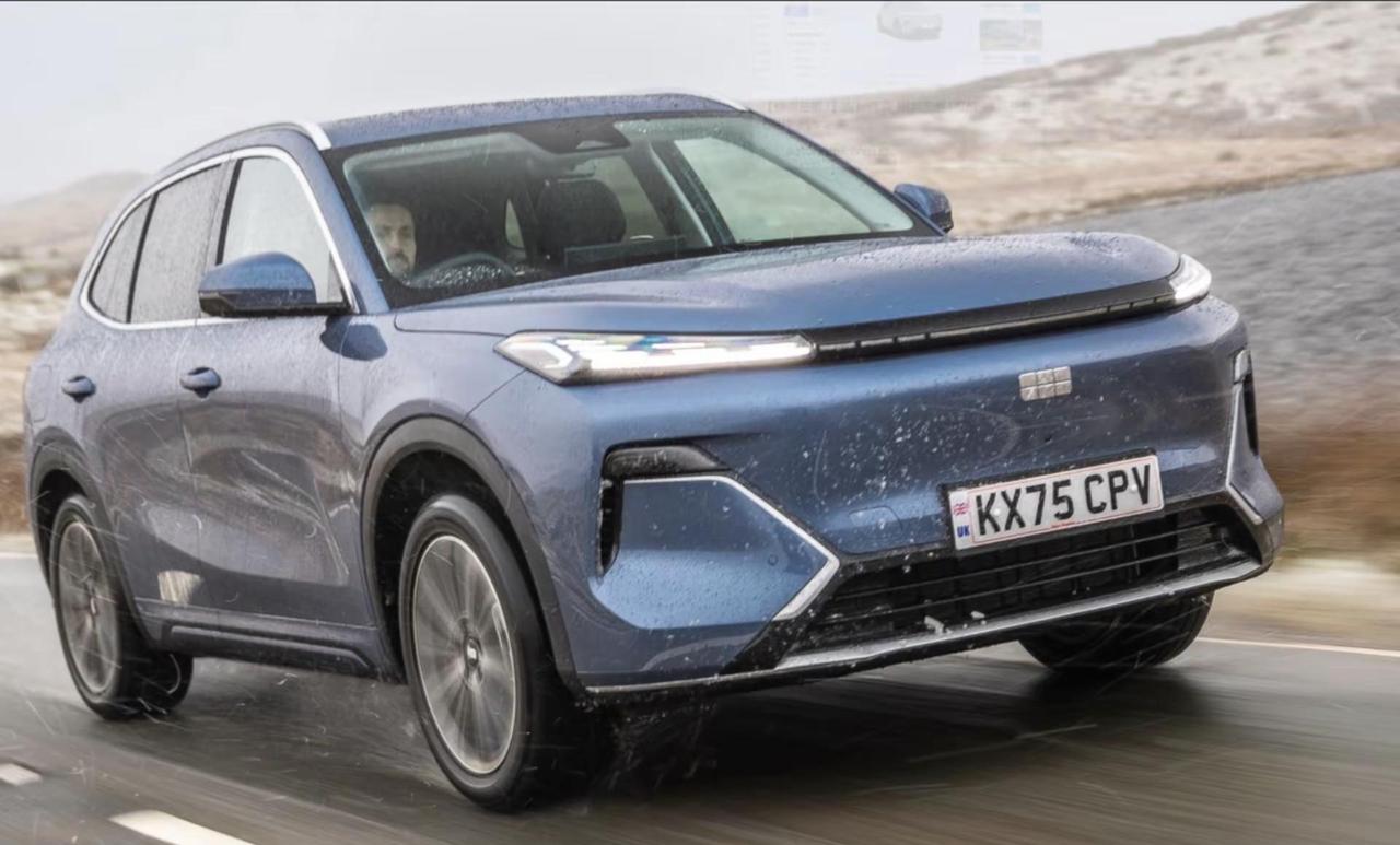 看看英国人怎么评价吉利星舰7 EM-i星舰7在国内定位紧凑型SUV，2755mm