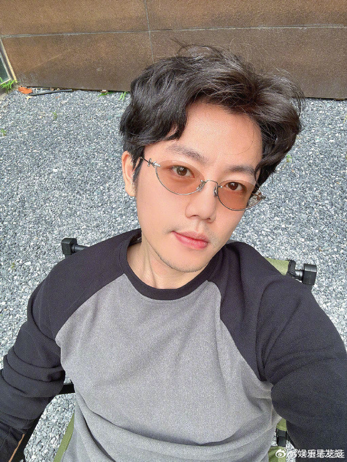 夏志远 剧组应该让她赔钱赔到新加坡夏志远发文疑似讨论李凯馨事件 演员发文疑似回应