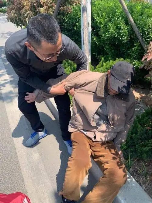 老人倒地扶不扶？亲历者险赔3万血泪教训，撕开社会隐痛
     今早，看到这个新
