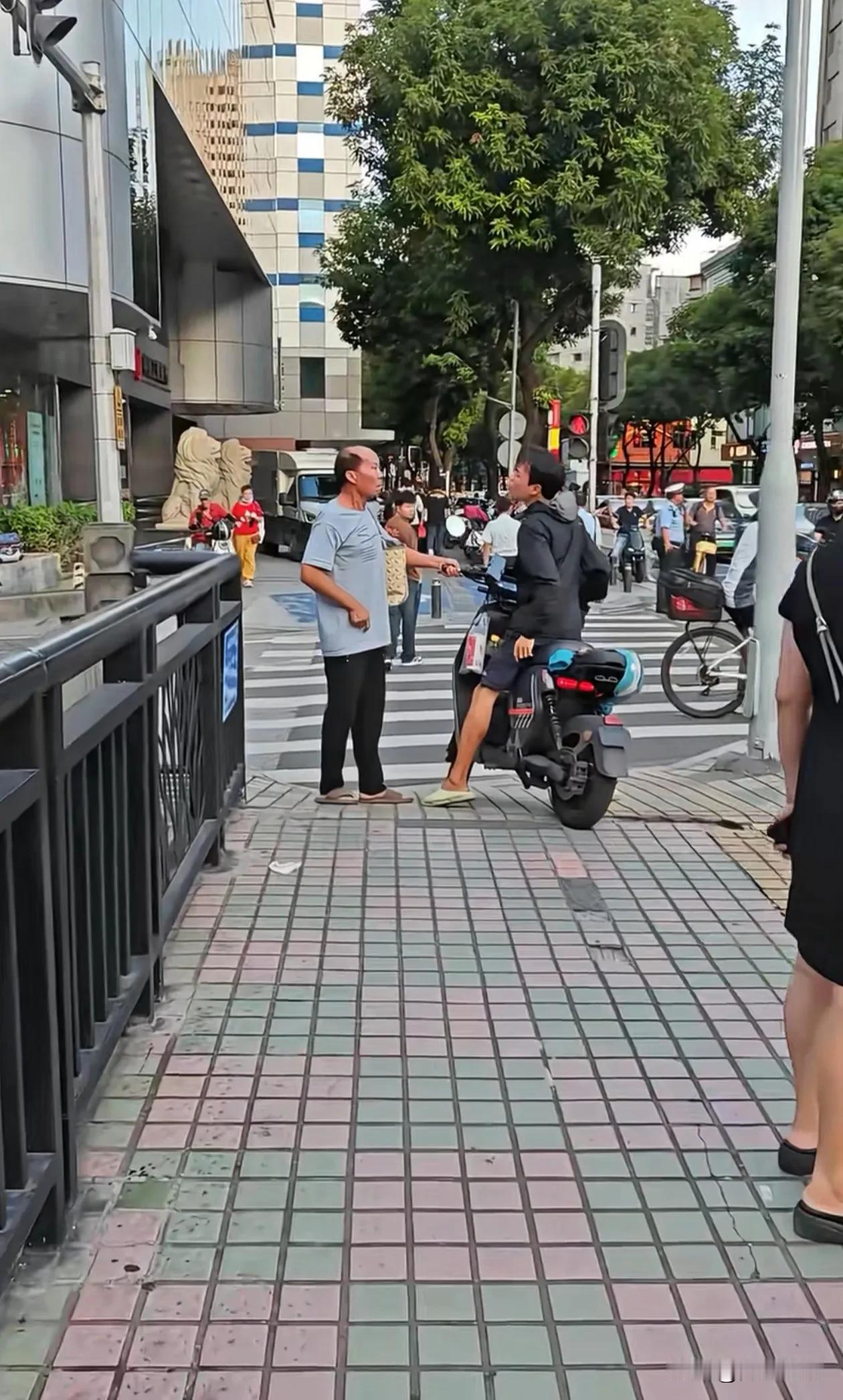 以后出门带个棍子：撵鸡棍！
广州一路段，无牌“电鸡”电动自行车，在人行道上骑行，
