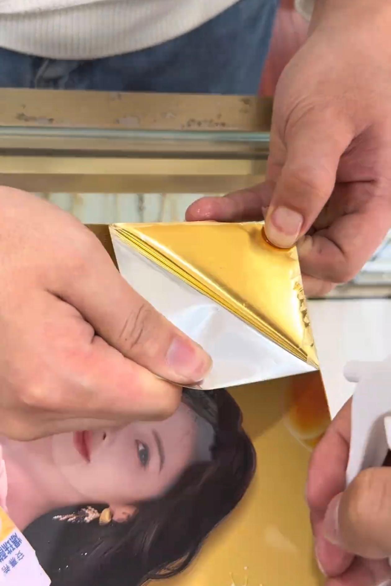 江苏一哥们喝酸奶抽奖，抽到一张印着白鹿照片的海报，上面写着999足金10克，他琢