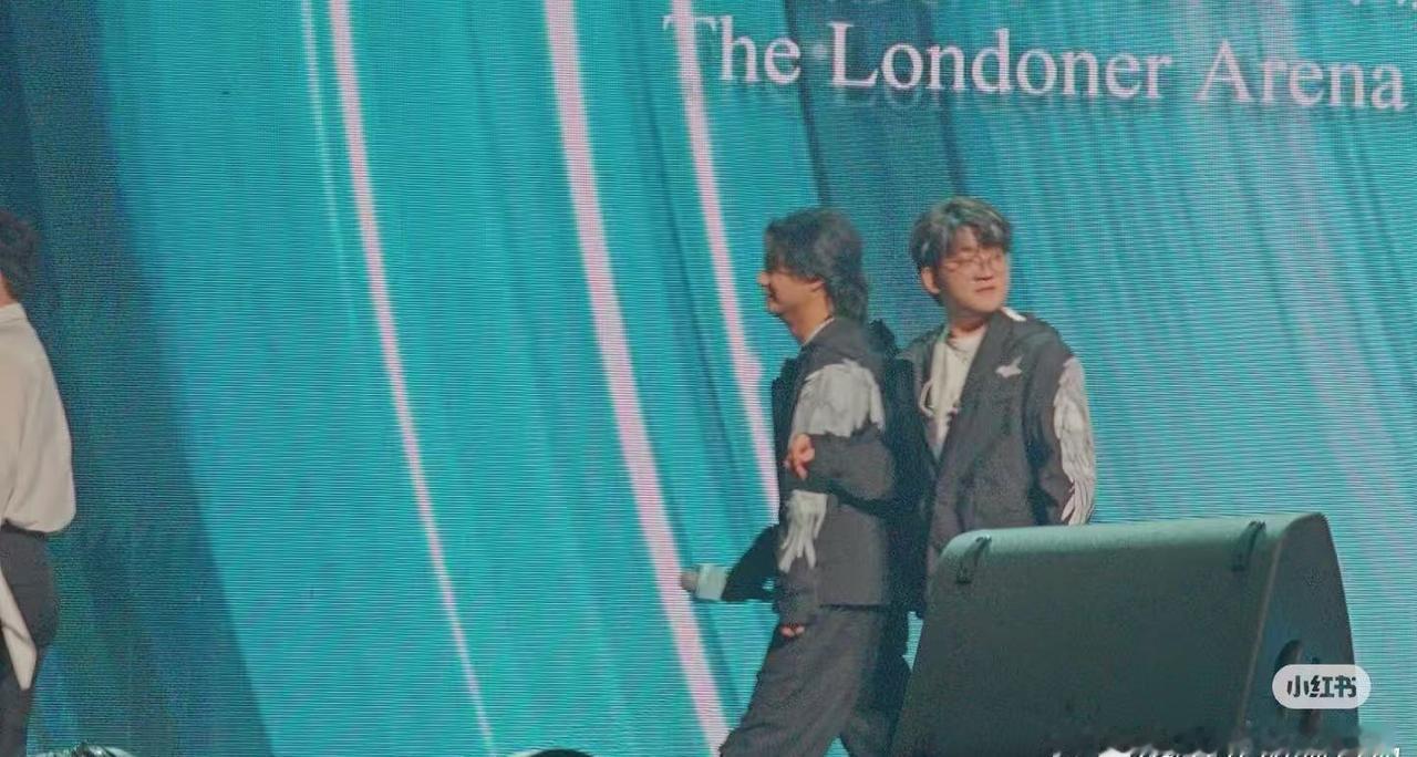 抓娃娃现场的意外甜份！森森马马贴贴站着围观，还偷偷说悄悄话，眼神交流全是默契，看