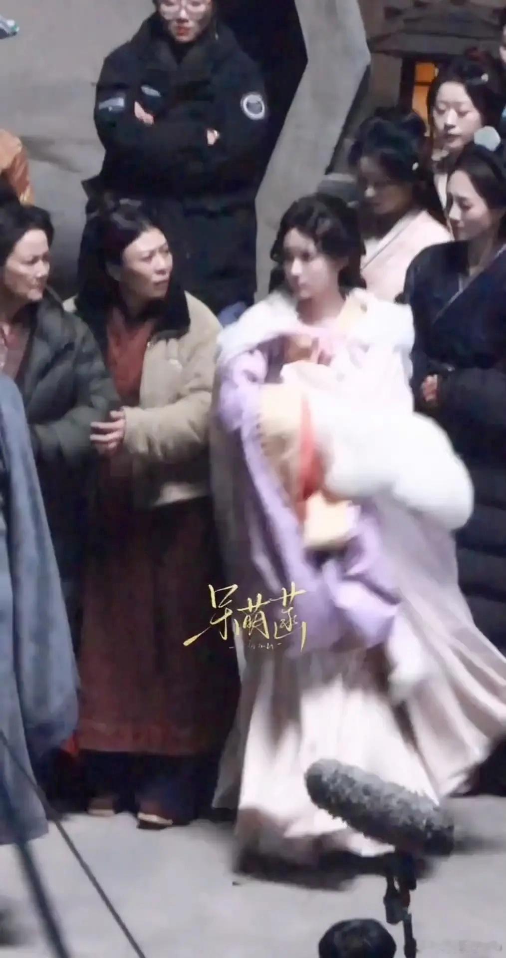 孟子义将门独后的最新造型，紫色斗篷说真的有点梦回九重紫了 