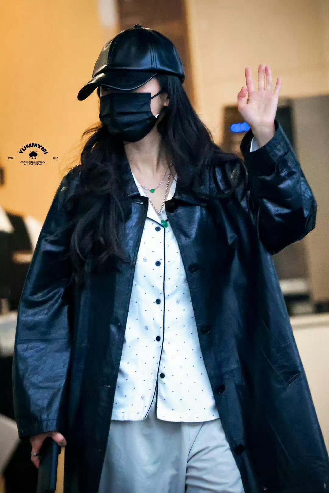 不愧是我们女明星，穿着睡衣都有一种时尚感！ ​​​