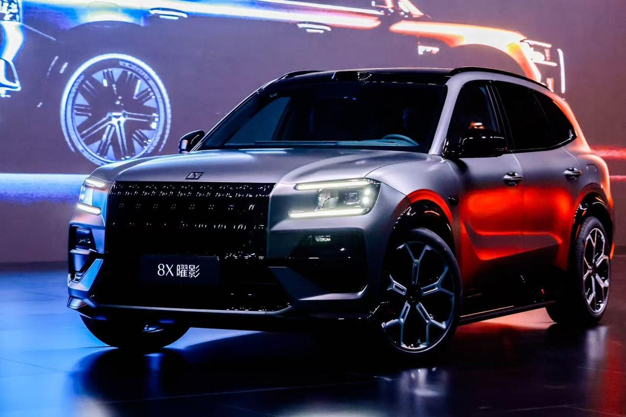 极氪8X预售！起步价37.68万
早前预热很久的高性能版，定名曜影
最大马力达到