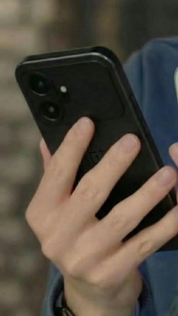 一加15T的外观已出，镜头设计不同了，有点类似iPhone 17 Pro系列，好