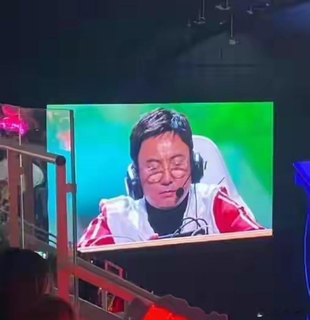 沈腾在王者荣耀共创之夜上，戴着老花镜打游戏，节目组给他安排的字幕还比其他人大很多