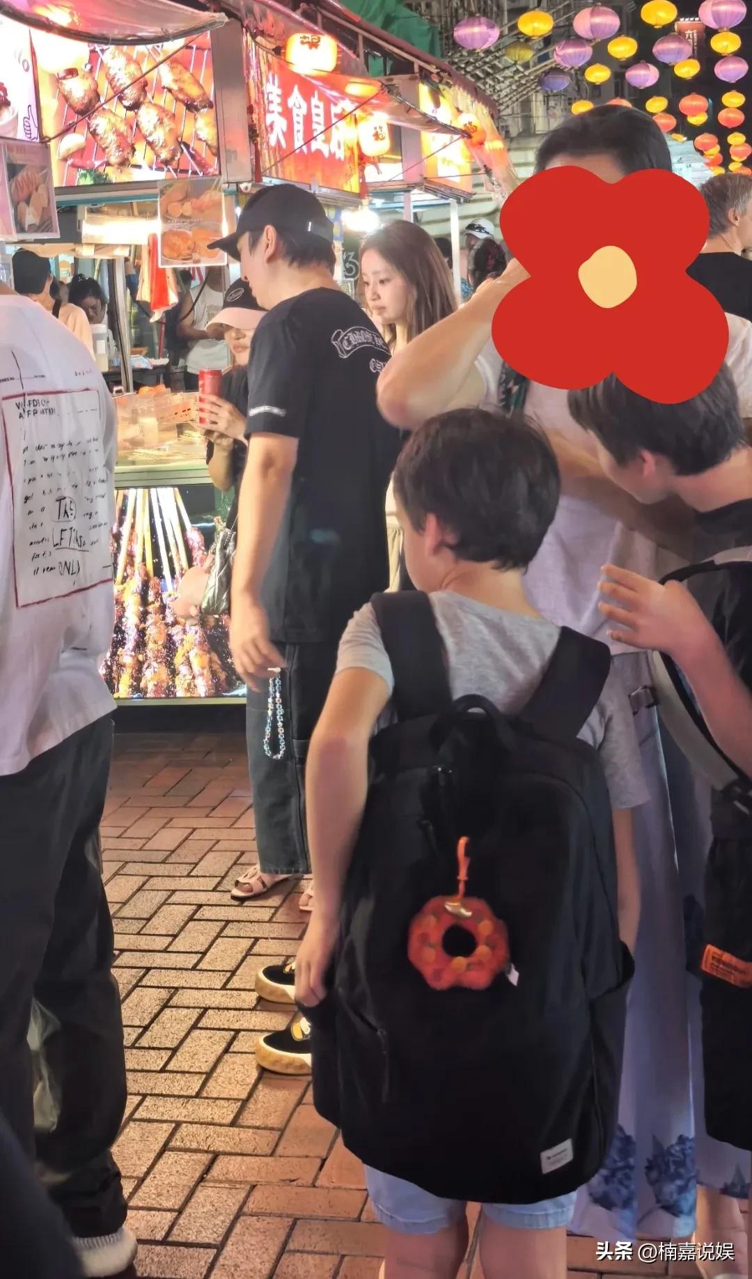 王思聪和懒懒现身香港街头，十指相扣的逛街，感情好甜蜜、稳定。
王思聪穿着一身黑色