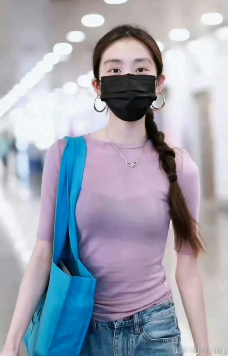 黄磊女儿黄多多的发量多多这发量绝了！单马尾都这么粗，本秃头少女实名羡慕了😭 紫