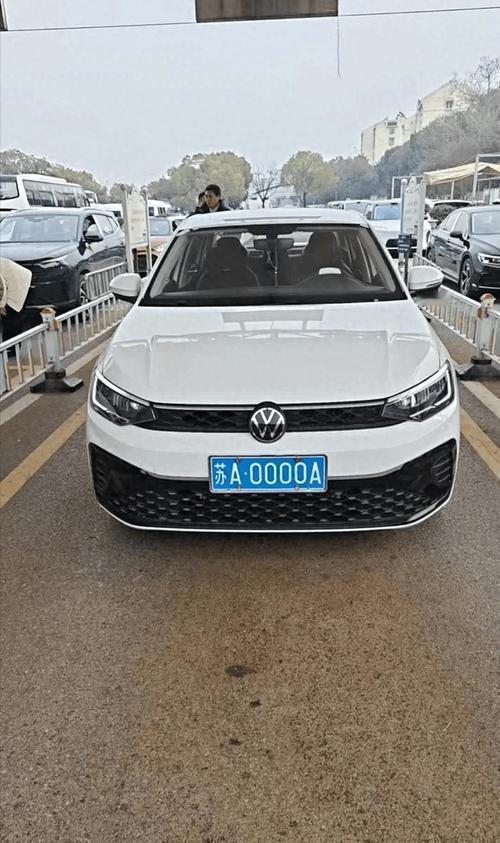 一件偶然的“幸运”事！
近日，江苏一市民在新车选号上牌时选中“0000A”，相关