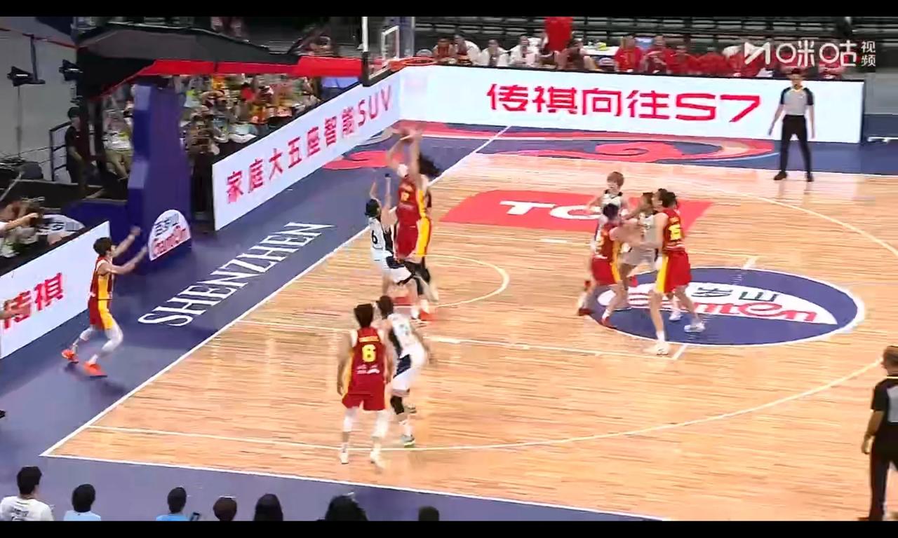 张子宇攻防都在于三秒区，禁区内耐拉拽太差，就不仅仅是腰腹力量不够

张子宇篮下接