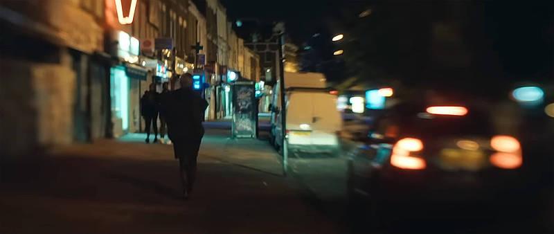 之前在国外读书时住过治安一般的街区，楼下便利店的黑人老板我熟得很，他说自己16岁