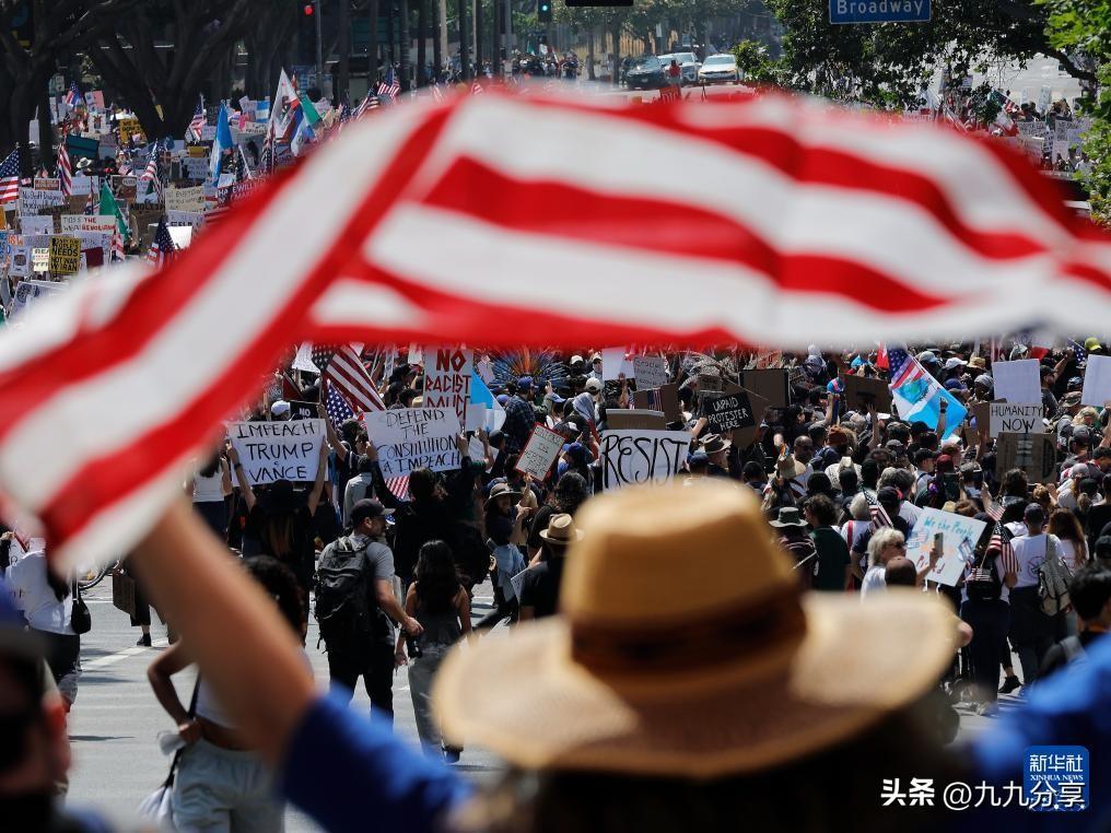 现实打脸来了，
美国50州全乱套，
900多万人上街，这次抗议要创历史了！
 