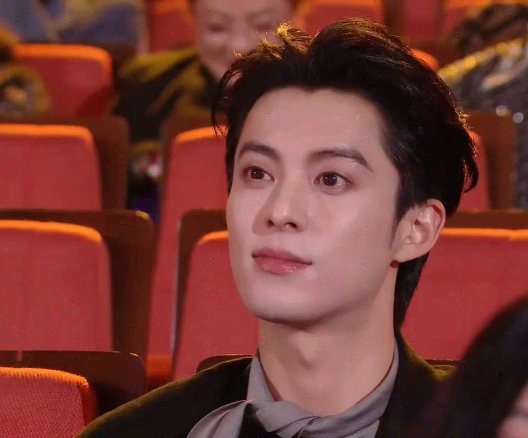 好消息是孩子回来了，坏消息是丝巾又系上了，你们垂涎欲滴的大深V没了哈哈哈哈哈哈哈