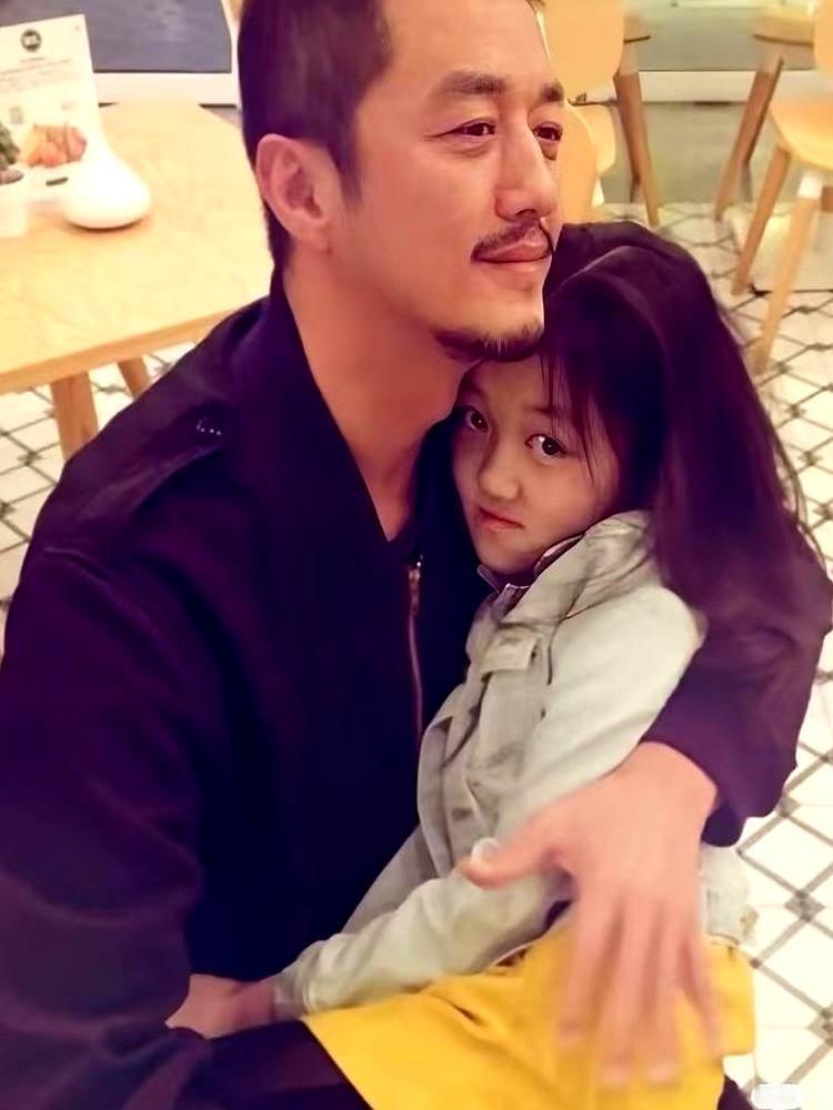 压垮王菲婚姻的，不是别人，是一箱闷死的蝴蝶。
 
那一年，李亚鹏在众目睽睽下，捧