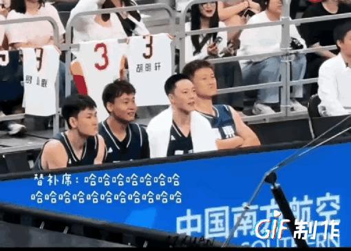 什么事这么搞笑？
让坐在场边的四个大佬笑得停不下来。
广东宏远