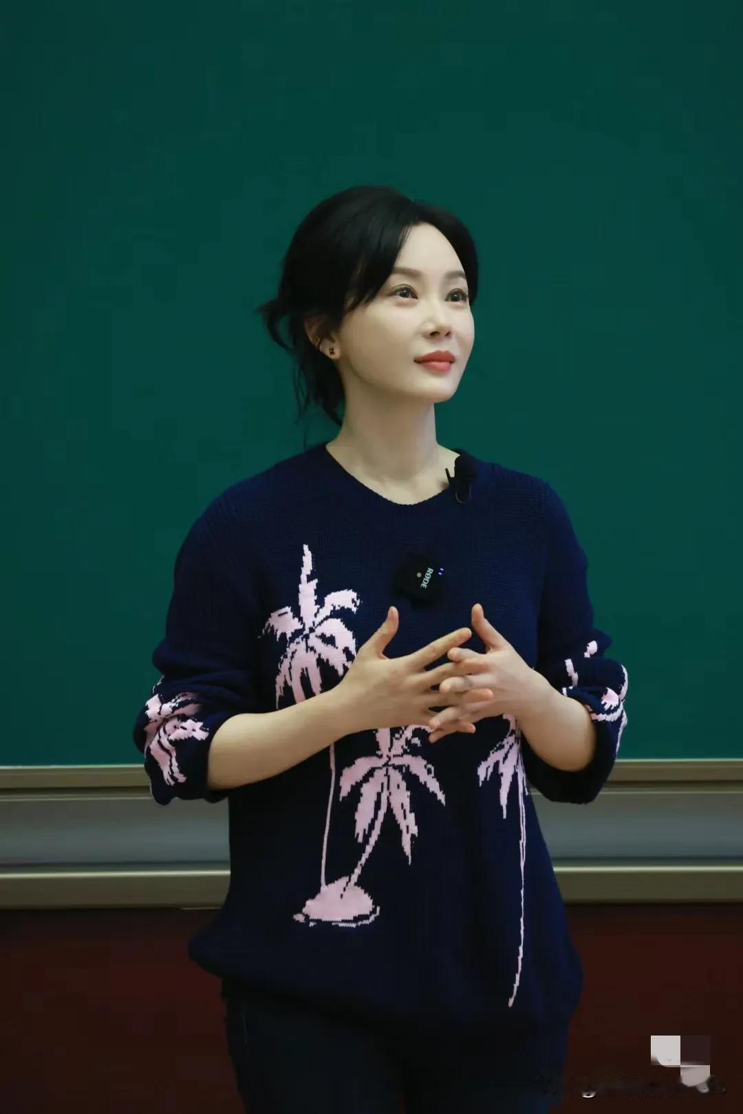 感觉陈数和董卿，一个是美貌与内涵兼具的演员，一个是文化修养深厚的主持人。陈数的美