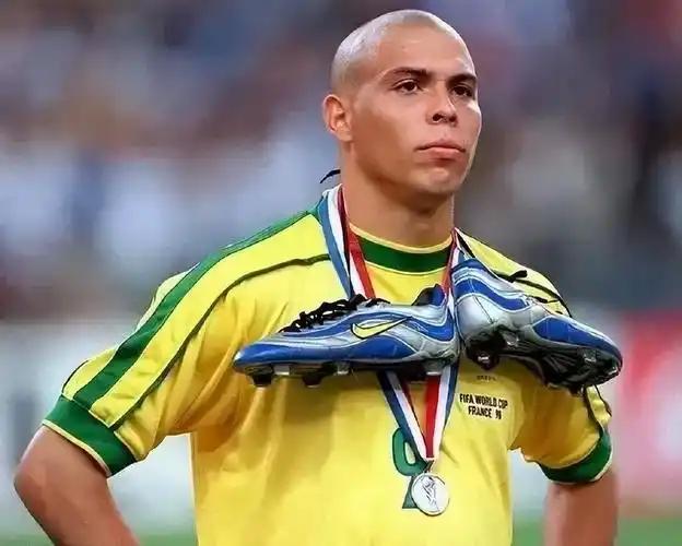 罗纳尔多对你来说是什么?
    罗纳尔多是很多人足球的初恋。很多人因为罗纳尔多