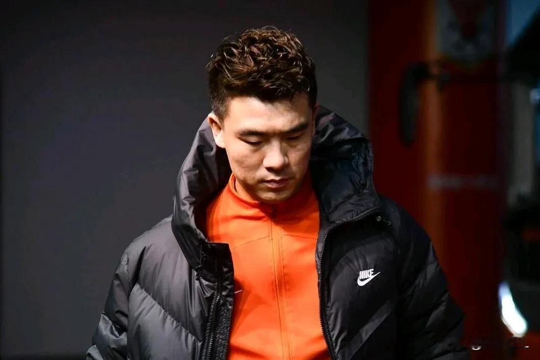 请球迷停止对石柯的言论攻击吧！不要抓着他在亚冠中的一次失误不放，什么“冒充职业球