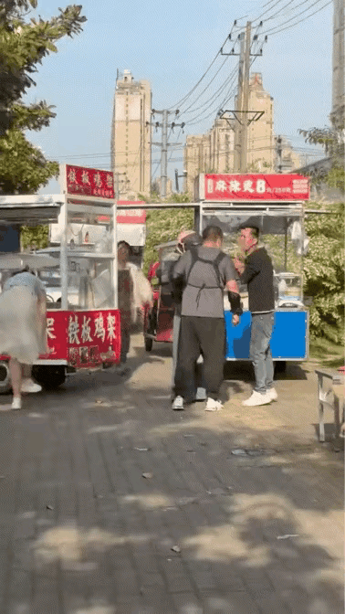 有什么深仇大恨，竟然如此对待这位大哥？
5月11日，从网友发布的视频中，看到一位