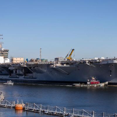 美军核航母维护期突发火情，短短40天连烧两艘！

当地时间4月16日，美国海军新