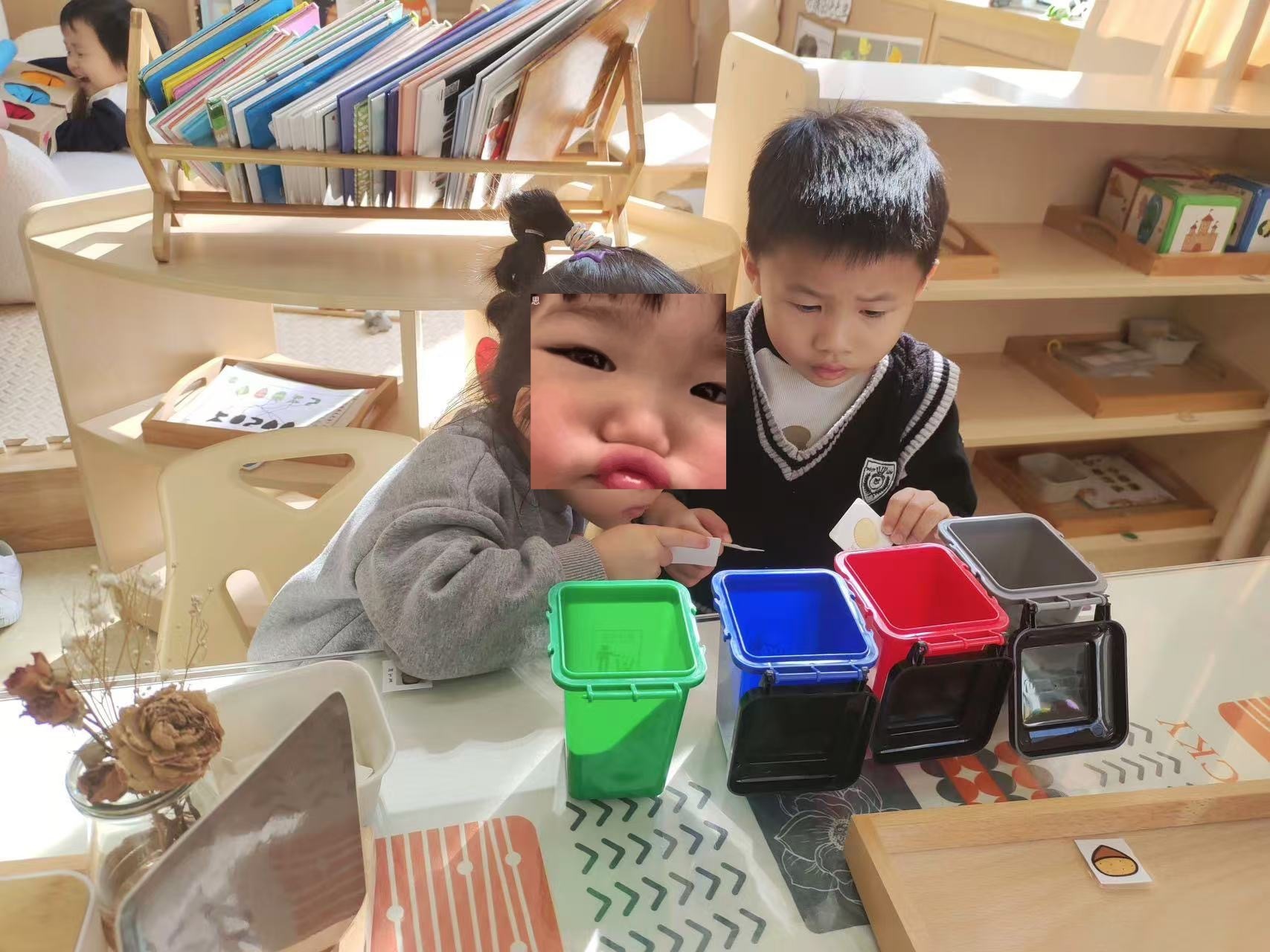 壕哥在家里天天闹脾气，在学校跟女孩子能玩的这么开心，完美继承我泡妞的优良基因，看