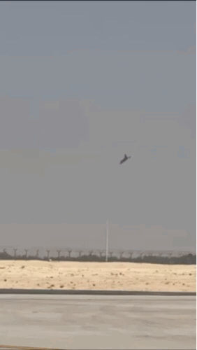 不得不说，这飞行员胆子够大！没有高度还玩翻滚+俯冲，加上发动机不行，最后时刻飞机