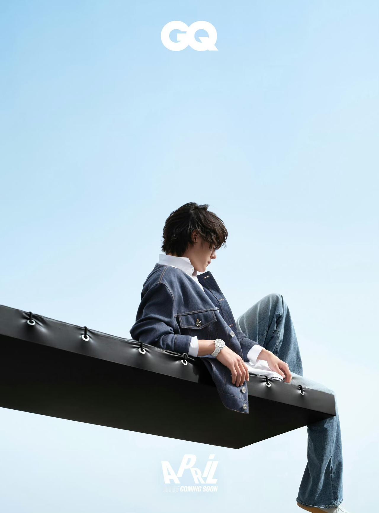 GQ四月刊封面预告再度释出，延续「登高」主题，王一博立于高处，目光从容俯瞰，自带