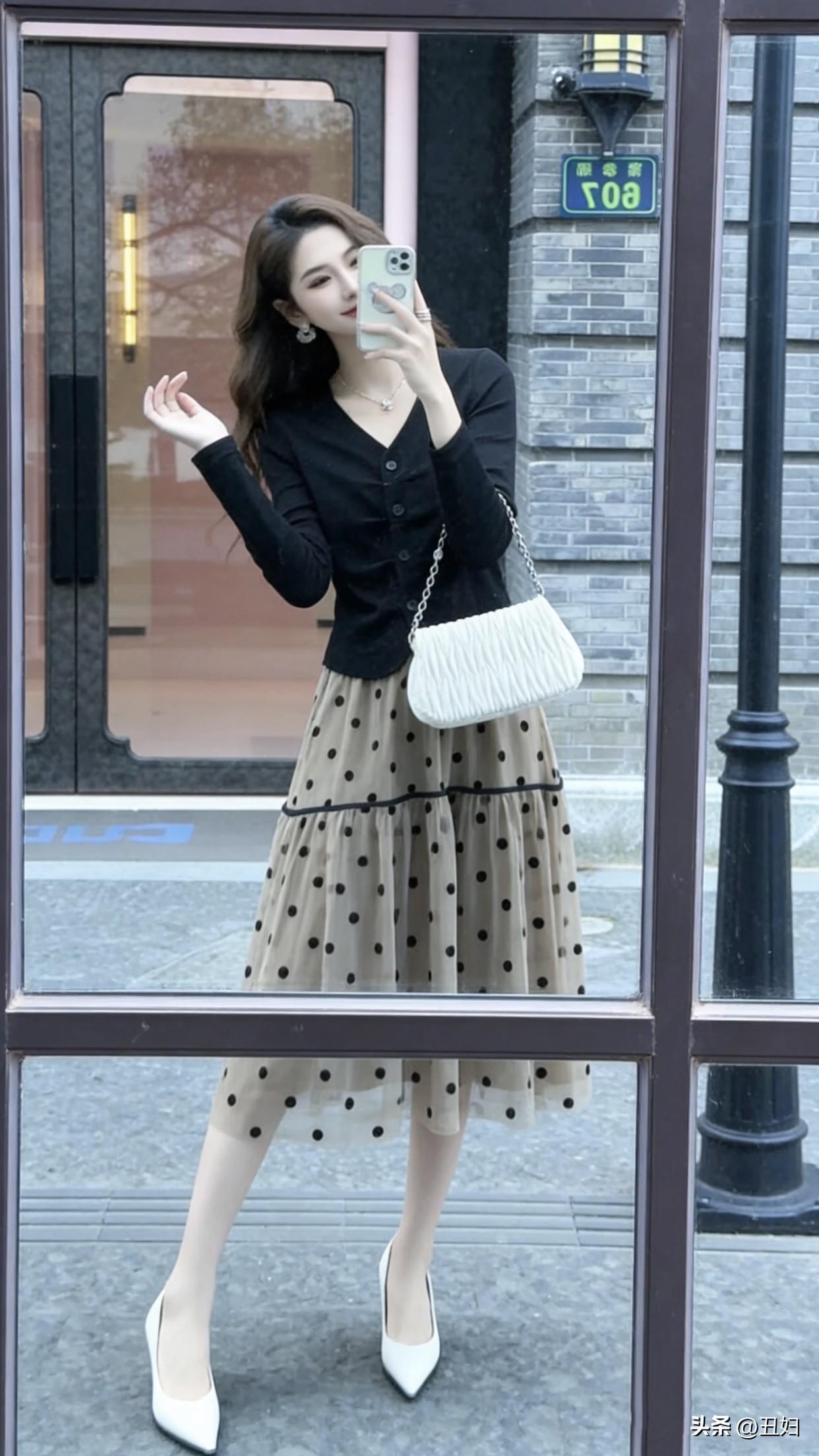 晒图笔记大赛优雅都市风穿搭，黑白波点裙搭配黑色上衣，简约时尚！👗👠💄