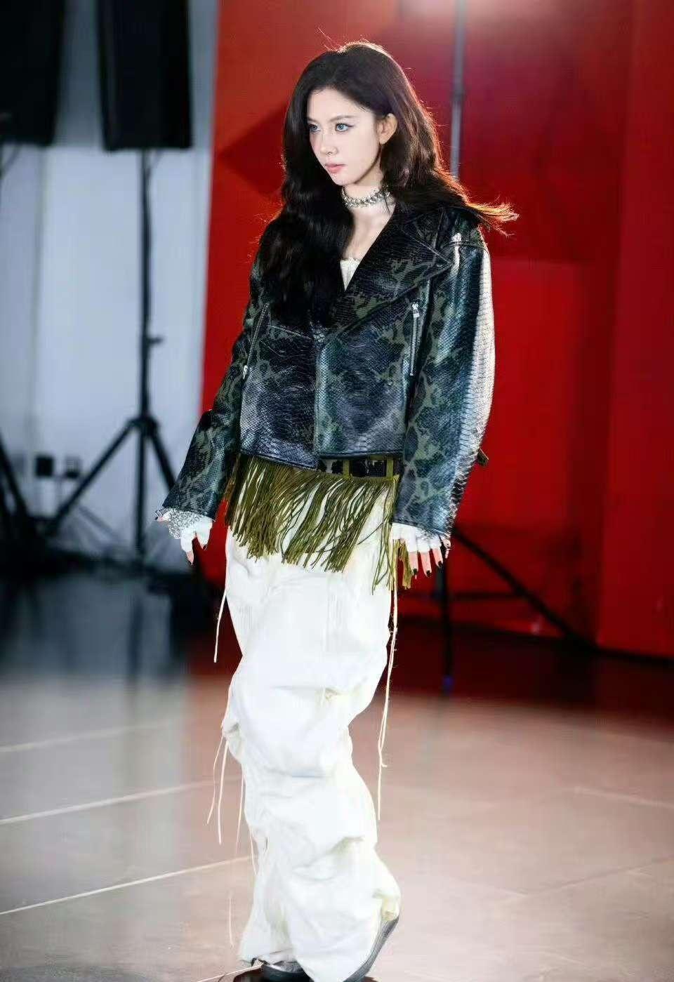 亮片元素点亮整体造型，未来感与辣妹风无缝衔接，宋妍霏这套新look直接戳中时尚爱