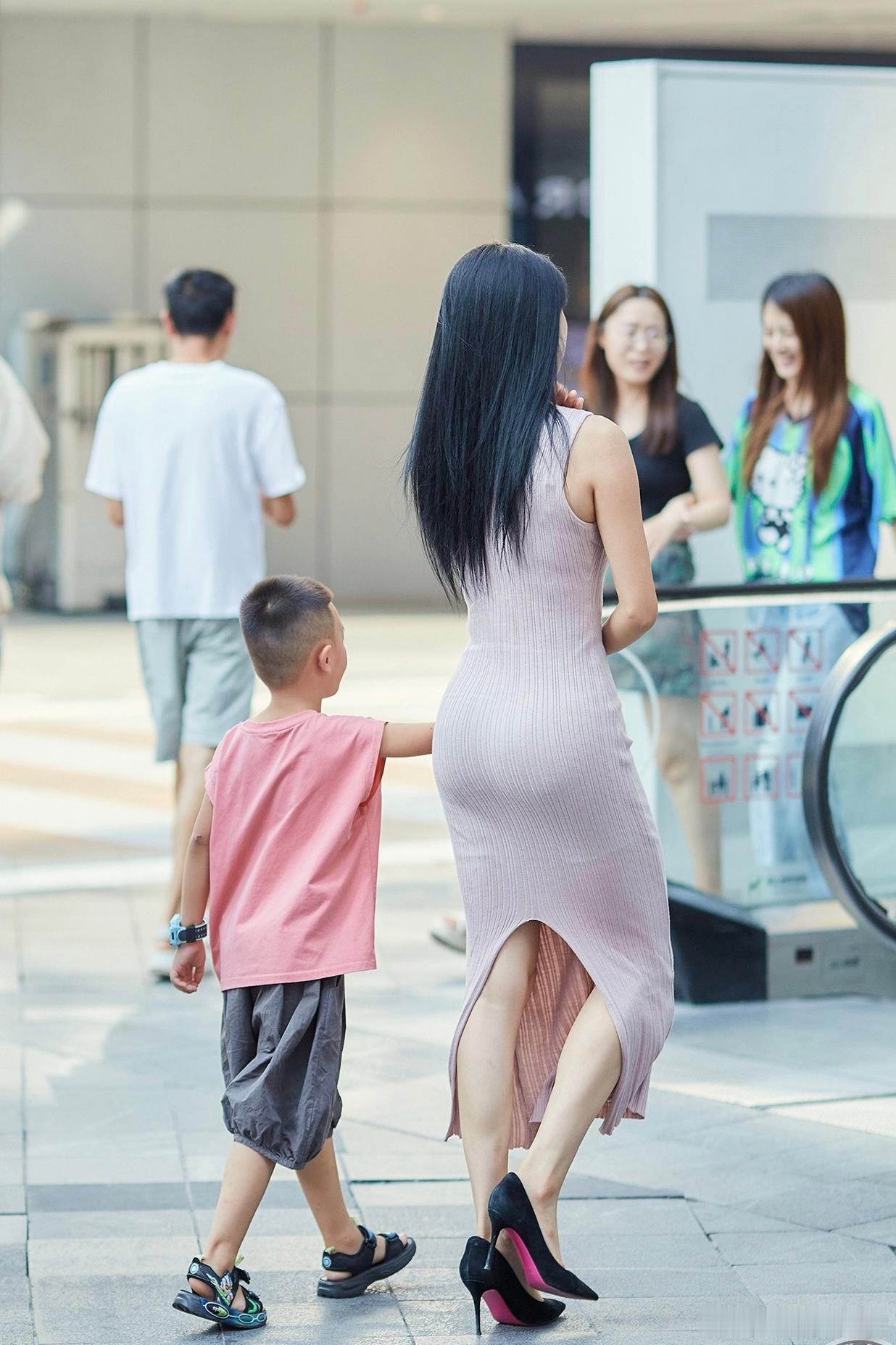 姐妹孩子都这么大了身材还是这么好 ​​​