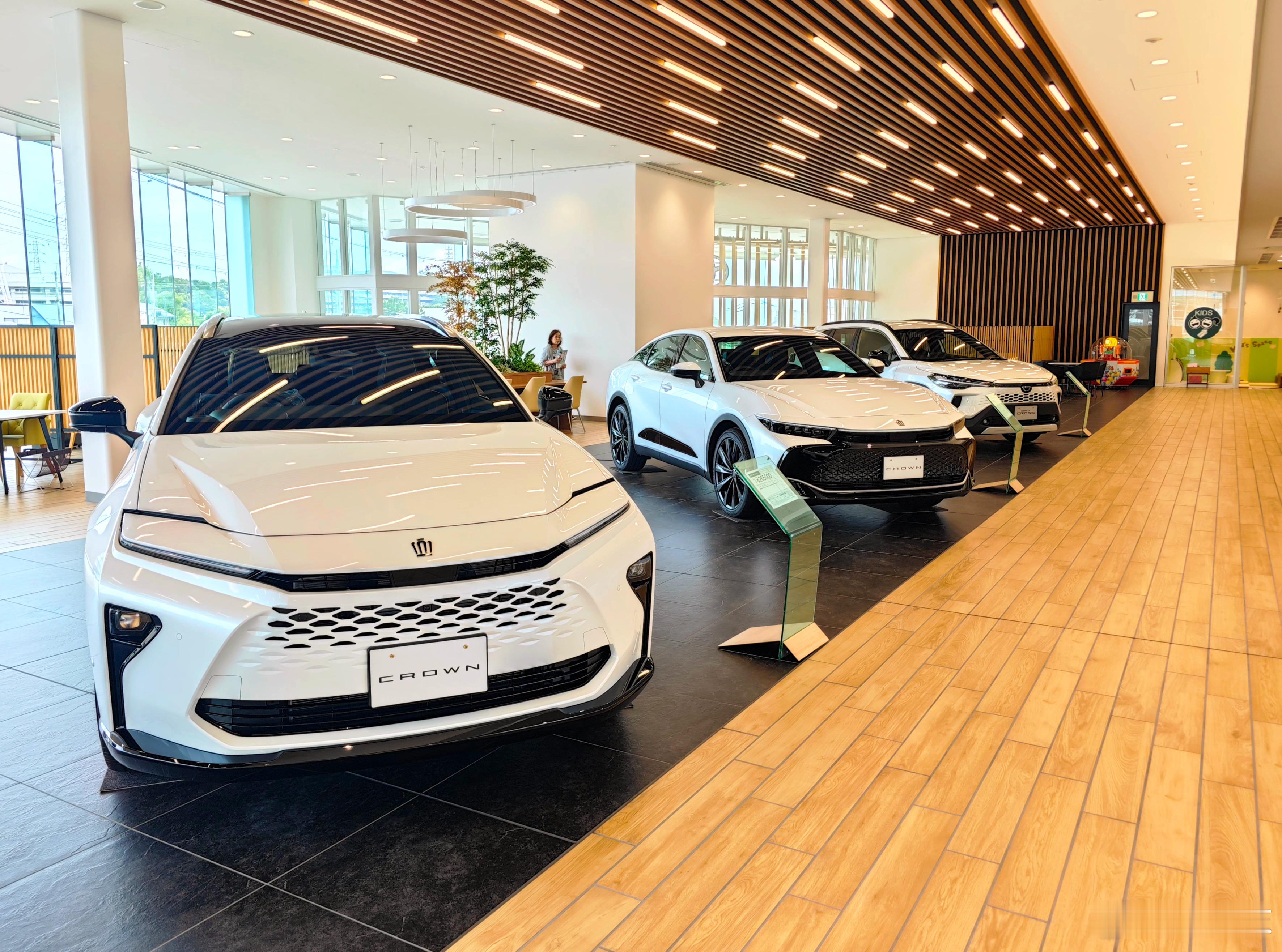 今天去大阪丰田店看了一眼 Crown Estate 实车，也就是这代 Crown