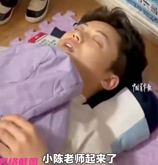 陕西某地幼儿园，中午有小朋友的午睡时间，只是午睡到点后，小朋友们都苏醒，唯独陪伴