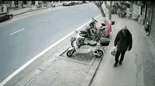 大爷估计在家受气了！把气全撒在路边的车子上了！