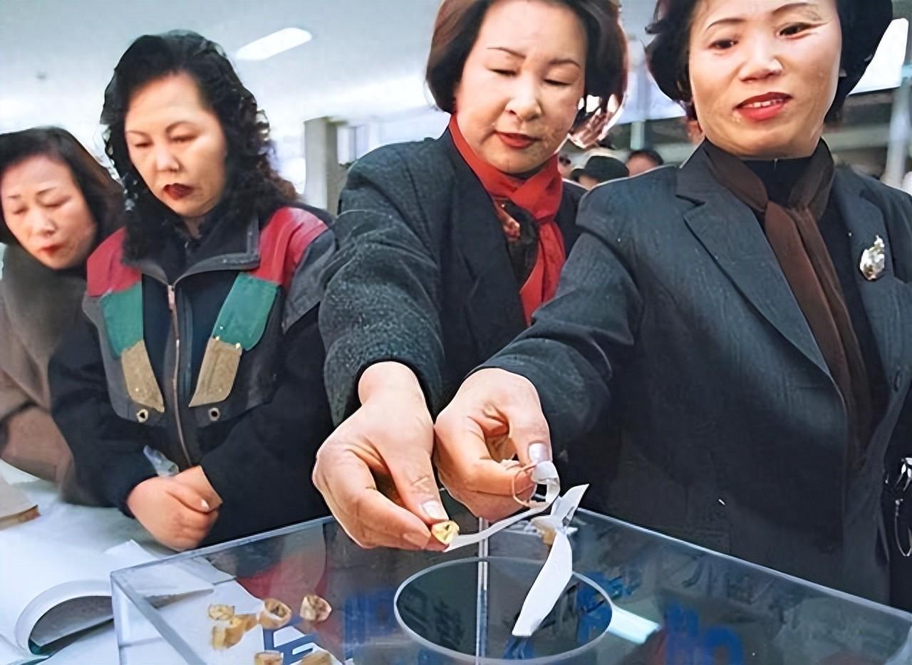 1997年韩国金融危机有多惨？举国捐黄金都没用，韩国被迫卖国自救

1997年爆