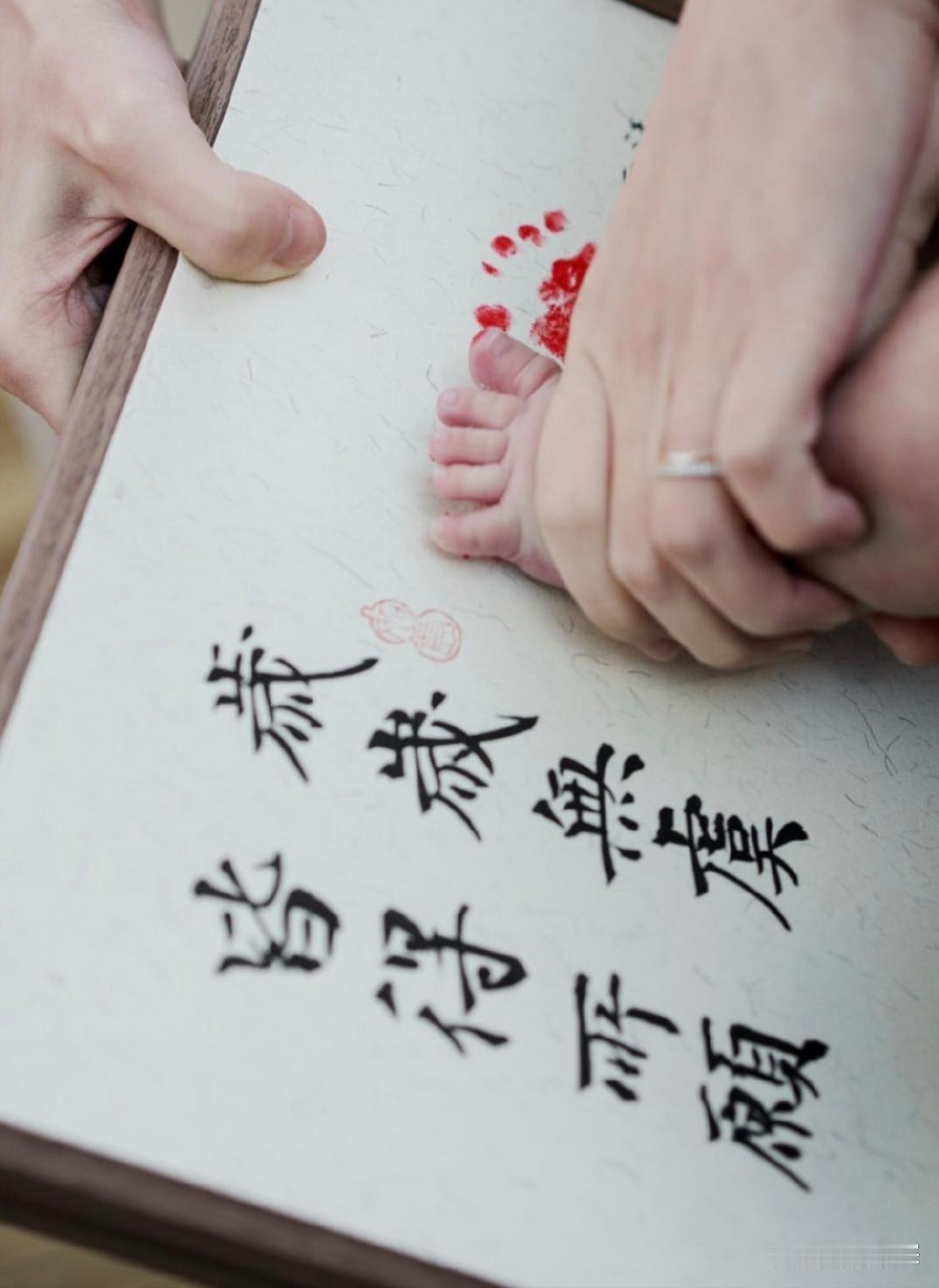 汪小菲马筱梅在北京为儿子办百日宴，张兰打扮贵气，邀约一众亲朋好友齐聚现场，共享添